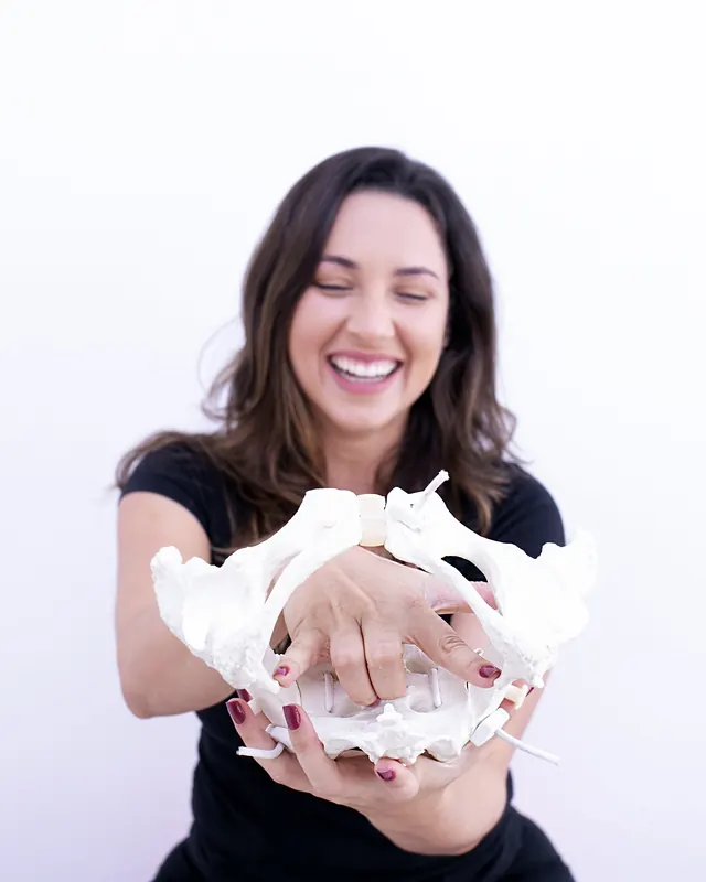 Priscilla sorrindo enquanto demonstra a mobilidade dos ossos da pelve